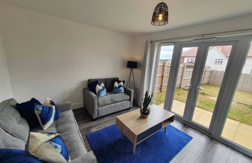 Luton House | Cheerful 4-bedroom town house with parking