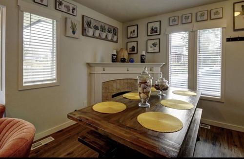 West End House | Cheerful 4 bedroom villa in North Tacoma