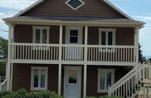 Pointe-au-Pic Cottage | Cheerful 5 Bedroom Cottage Mins from Casino