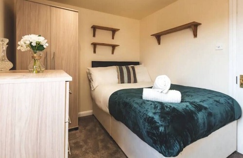 Earley Other | Cheerful 7 bedroom house in Reading.