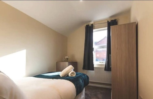 Earley Other | Cheerful 7 bedroom house in Reading.