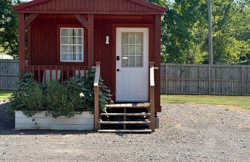 Plainview Cabin | Cheerful cabin with KING bed and WiFi, AC in charming Plainview