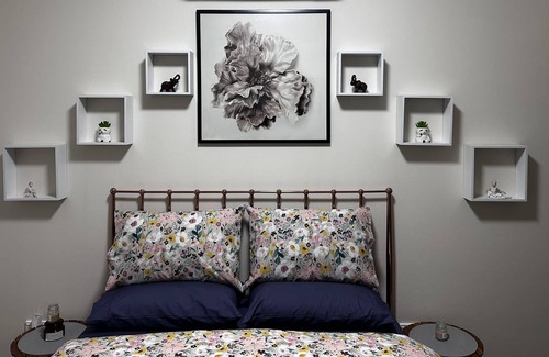 Sydney Apartment | cheerful, convenient, sun filled One Bedroom retreat. Close to Public transport.