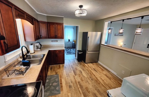 Campbellsville House | Cheerful Home w/Fireplace