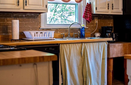 Ashland House | Cheerful home with deck, large backyard & firepit!