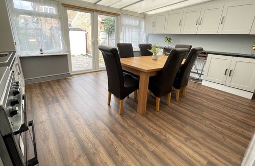 Edmonton House | Cheerful House 20 minutes from Central London