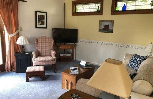 Southport Cottage | Cheerful Southport Island Waterfront Cottage, 'Tigin'