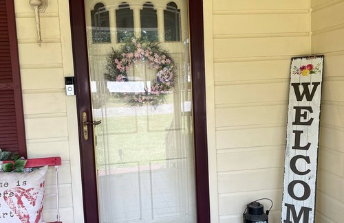 Waycross House | Cheerful, Spacious, and Cozy 2 bedroom home with fireplace