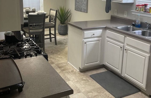 Union City House | Cheerful, spacious, clean and quiet home