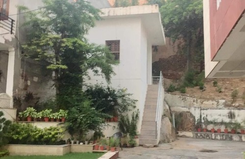 Gopalbari Apartment | Cheerful, Spacious Private Apt in ★ location