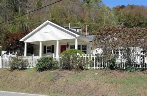 East Point House | Cheerful Three Bedroom Residential Home