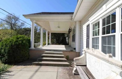 East Point House | Cheerful Three Bedroom Residential Home