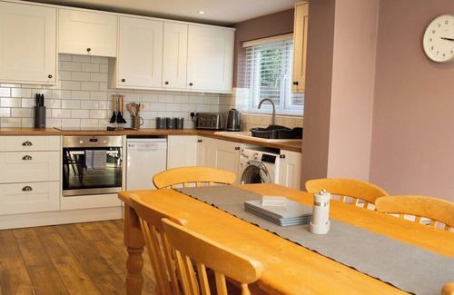 Framlingham Cottage | Cheerful two bedroom cottage with field views