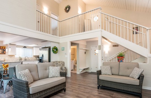 Willits House | Cheerful two bedroom Home with indoor fireplace
