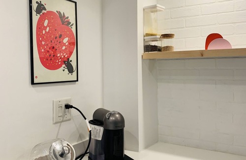 Wilkes-Barre House | Cheery Black House Filled with Light Close to Downtown