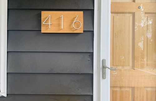 Wilkes-Barre House | Cheery Black House Filled with Light Close to Downtown