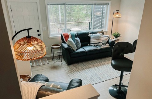 Kenai House | Cheery Coastal-Themed Condo