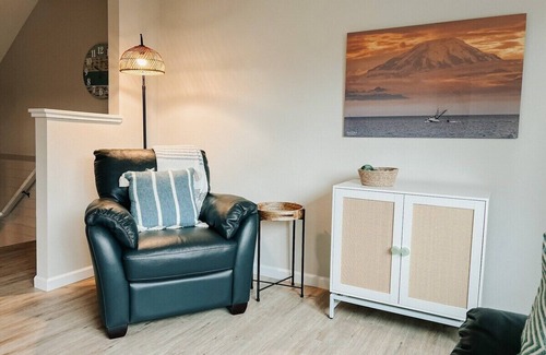 Kenai House | Cheery Coastal-Themed Condo
