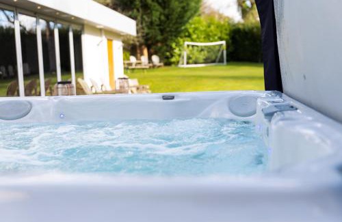 Cheltenham House | Cheltenham's Most Luxurious House - Beautiful Hot Tub & Indoor Pool