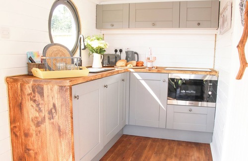 Diddlebury Cottage | CHERRY BLOSSOM, with hot tub in Ludlow