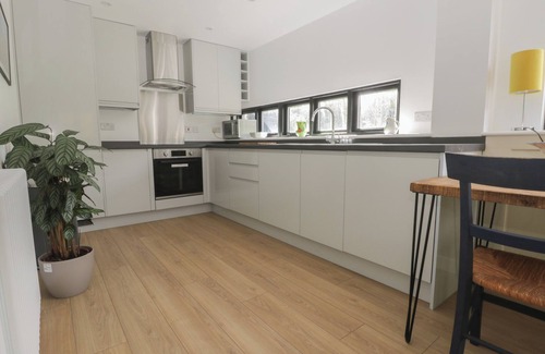 Maidstone Cottage | CHERRY ORCHARD FARM, with a garden in Wateringbury