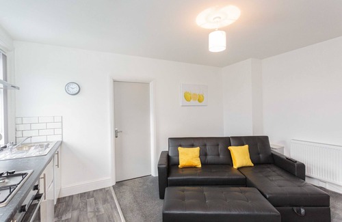 South Shore Apartment | Cherry Property - Hornby Road - Lemon suite