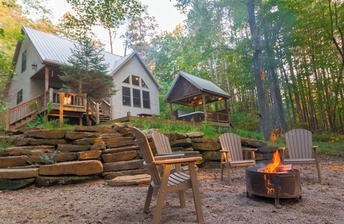 New Plymouth Cabin | Cherry Ridge Retreat Still Waters - Hocking Hills Romantic Cabin with hot tub and fire place!
