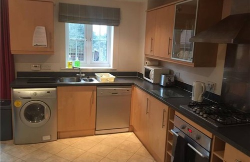 Newcastle-Under-Lyme House | Chervil View – Private Double Ensuite Bedroom with shared Kitchen & TV Lounge