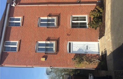 Newcastle-Under-Lyme House | Chervil View – Private Double Ensuite Bedroom with shared Kitchen & TV Lounge