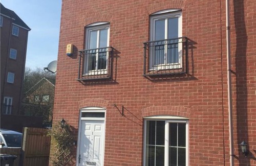 Newcastle-Under-Lyme House | Chervil View – Private Double Ensuite Bedroom with shared Kitchen & TV Lounge