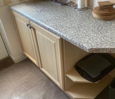 Chessington House | Chessington Home Stay , 3 Bed 6 Guests Free Parking Near M25 JCT9, Chessington world of Adv Resort, Kingston, Epsom, Great for Families & Groups