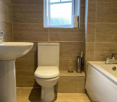 Chessington House | Chessington Home Stay , 3 Bed 6 Guests Free Parking Near M25 JCT9, Chessington world of Adv Resort, Kingston, Epsom, Great for Families & Groups