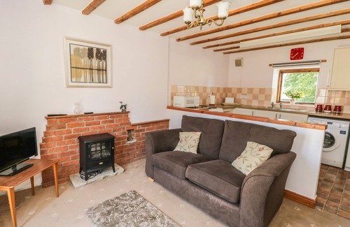 Scawton Cottage | CHESTNUT COTTAGE, pet friendly, with a garden in Kirkbymoorside