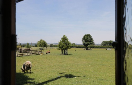 Scawton Cottage | CHESTNUT COTTAGE, pet friendly, with a garden in Kirkbymoorside