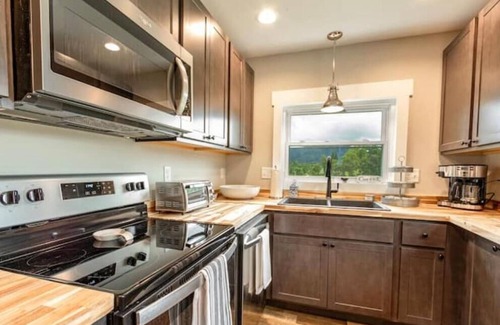 West Canton House | Chestnut Mountain View Cottage