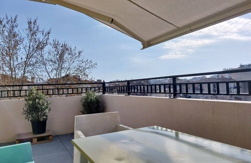 Le Camas Apartment | Chez Isabelle, terrace and light