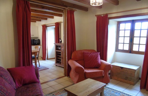 Varaignes Cottage | Chez Marot is a very comfortable light and atmospheric one bedroom gite.