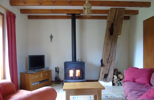 Varaignes Cottage | Chez Marot is a very comfortable light and atmospheric one bedroom gite.