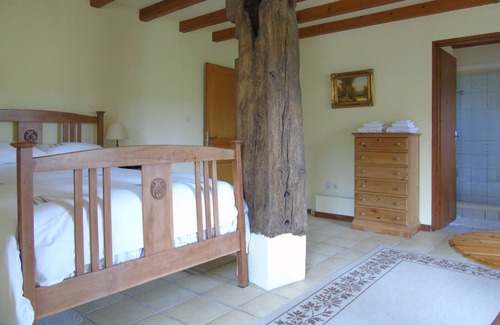 Varaignes Cottage | Chez Marot is a very comfortable light and atmospheric one bedroom gite.