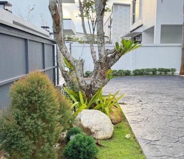 Wat Ket Villa | Chiang Mai near the old city brand new luxury single pool villa five-star villa B&B resort 4 bedrooms 5 bathrooms modern minimalist luxury decoration bring your luggage to stay
