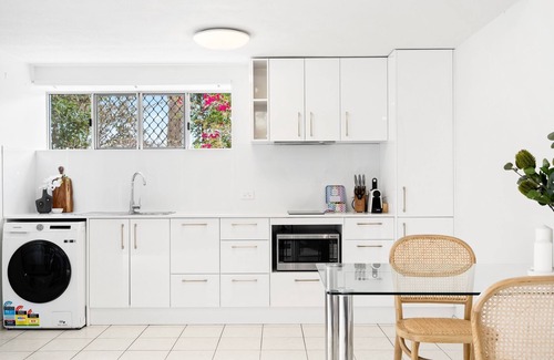 Bridgeman Downs Apartment | Chic 1-Bed Escape with Parking Bridgeman Downs