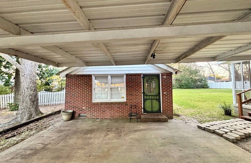 Ashburn Apartment | Chic 1-bedroom apartment with WiFi, AC in welcoming Ashburn