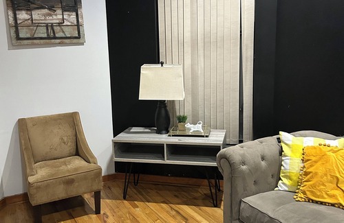 The Gap Apartment | Chic 1-bedroom apartment,15mims from downtown