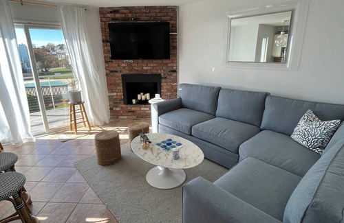 Montauk Condo | Chic 1 BR Condo with just steps to the beach & with Ocean Views in Montauk