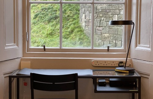 Old Town Apartment | Chic 1BD Flat with Views of Edinburgh Castle