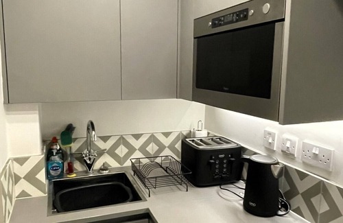Old Town Apartment | Chic 1BD Flat with Views of Edinburgh Castle