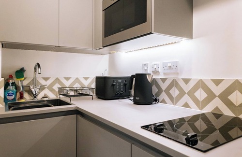 Old Town Apartment | Chic 1BD Flat with Views of Edinburgh Castle