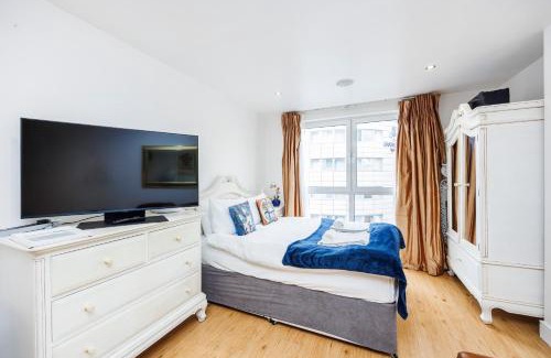 Sands End Apartment | Chic 1BED Waterfront Studio Retreat
