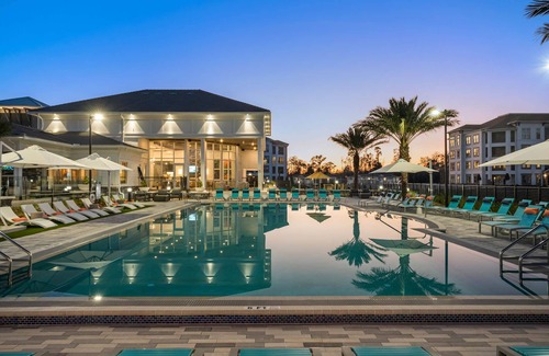 Daytona Beach Apartment | Chic 1BR in Daytona Beach- 24hr gym, pool & grill Near Beach, Speedway & Stadium