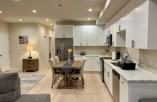 Washington Apartment | Chic 2-Bedroom apartment-Private Entrance & Wi-Fi